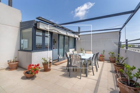 ¿Buscabas una vivienda amplia con una terraza espectacular? Encuentra el hogar de tus sueños aquí.Con sus 126 m2 construidos (sin contar la terraza descubierta), este estupendo dúplex dispone de 3 habitaciones dobles, 2 baños (uno de ellos ensuite), ...