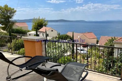 Eine schöne geräumige Villa zu verkaufen, die sich in einer kleinen und ruhigen Küstenstadt auf der Insel Brač befindet, nur 100 Meter von Meer und schöner Strand. Die Villa hat zwei Etagen, die durch eine Innentreppe verbunden sind. Es gibt drei gro...