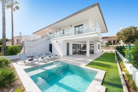 Enjoy a wonderful vacation in this spectacular chalet with private pool in the residential area of Barcarés, Alcúdia. It sleeps 6 guests. The well cared exterior area has absolutely everything you could wish for a wonderful holiday in Mallorca: the f...