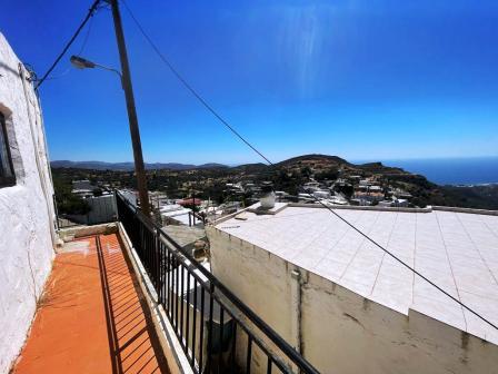 Agios Stefanos – Makry Gialos: Casa in pietra a due piani di circa 91,04 m2 con vista sul mare. La proprietà è costruita su un terreno di 48,52 m2. Il piano terra è di 45,52 m2 ed è composto da due camere da letto e un bagno con doccia con WC. Il pia...