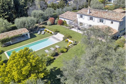Near Valbonne: Residential area, superb Provençal villa facing south in absolute calm with very nice amenities: entrance hall, large and bright living room with fireplace, large luxuriously equipped kitchen with dining area, laundry room and pantry, ...