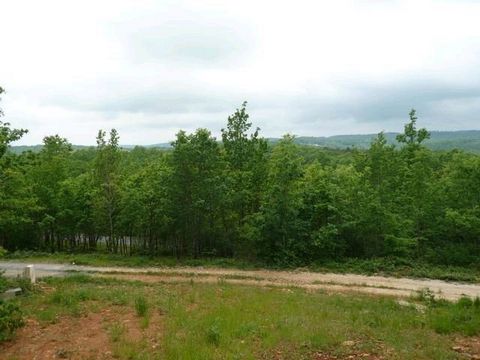 MONTCABRIER. Building plot with positive CU wooded and partly bounded. Dominant situation in the countryside. CLOSE TO A SHOPPING AND TOURIST CENTER OF THE LOT VALLEY. Viability: water and electricity (meters to be installed), telephone and roads. In...
