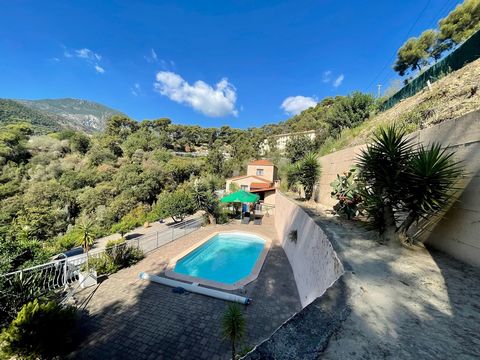 Het agentschap Sunrise Real Estate biedt te koop aan in de stad Gorbio, op slechts een paar minuten van het centrum van Roquebrune Cap Martin, een huis gebouwd op een perceel van 2.500 m2 met veel uitbreidingsmogelijkheden. Dit huis met een totale op...