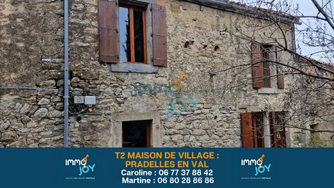 Caroline ... et Martine ... vous proposent à Pradelles en Val à 14 minutes (13 kms) de Trèbes (11800) une très jolie maison de village en pierre de type 2 de 70 m2. Cette maison à été rénové avec goût et vous apprécierez le calme de ce village dans l...