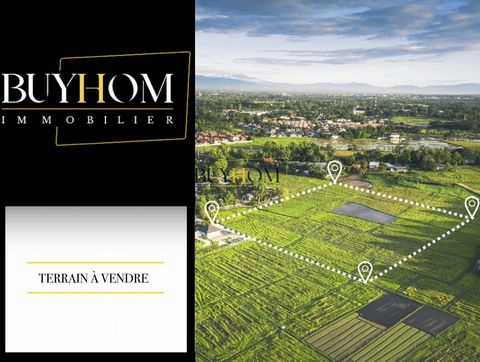 Exclusively in the town of Velleron, the agency Buyhom offers you this flat building plot of 600 m2 serviced. This land is located in a quiet area. You will benefit from a footprint of 200m2 for a beautiful villa in R + 1. Don't hesitate!!! This land...