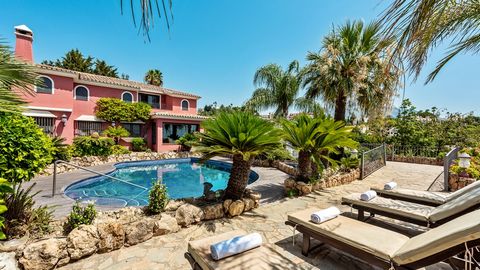 Esta preciosa Villa está localizada en una de las áreas más populares de la Costa del Sol, en Nueva Andalucía, Marbella. Rodeada por los campos de golf más prestigiosos, como Los Naranjos, Las Brisas o Aloha. La Villa está construida en estilo medite...