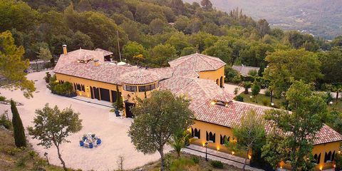 Magnificent, architect designed villa This magnificent villa, designed and built to an extremely high quality, sits in the hills overlooking Bargemon and offers panoramic views. Tastefully decorated, the villa is fully adapted to the modern era with ...