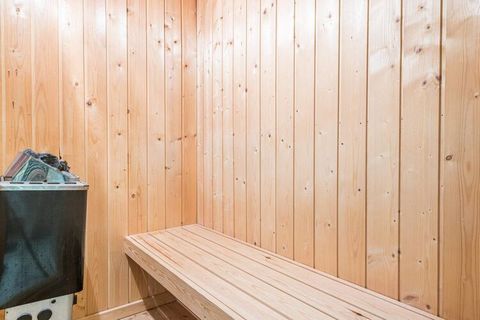 Ce chalet confortable avec spa et sauna est situé sur un joli terrain avec beaucoup d'espace pour jouer et jouer à l'extérieur. Le chalet peut accueillir 6 personnes, mais par rapport à la taille de la maison, il est parfait pour 4 personnes. La mais...