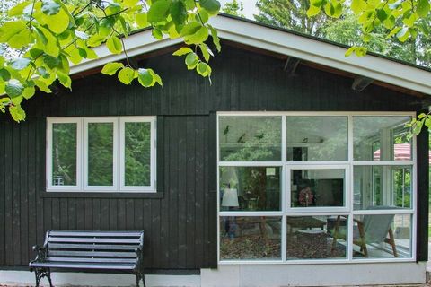 Dieses 2019 komplett renovierte Ferienhaus steht vorne in der 3. Reihe und nur etwa 100 m von der Ostseeküste entfernt. Es liegt auf einem attraktiven Naturgrundstück bei Strøby Ladeplads. Das Ferienhaus präsentiert sich modern und ansprechend einger...