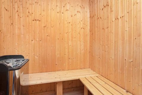 En Vorupør encontrará esta casa de campo con jacuzzi y sauna ubicada en un 1200 m & # 178; Parcela natural con buena terraza de madera parcialmente cubierta que rodea toda la casa. La cabaña está bien mantenida y amueblada con cocina con isla de coci...