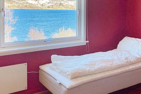 Ferienhaus mit Ufergrundstück und Panoramaaussicht zum Fannefjord. Geeignet für sowohl Anglerferien als auch einen Familienurlaub. Die geräumige Wohnfläche bietet Wohnzimmer, Küche und Bad auf beiden Etagen. Das Wohnzimmer im 1. Stock hat einen Holzo...