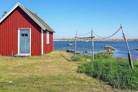 La casa está ubicada en el llamado Listerlandet en, una península que sobresale entre Blekinge y Skåne, en el encantador y antiguo pueblo pesquero de Nogersund. En esta zona hay mucho que sentir y experimentar. Una península perfecta para aquellos a ...
