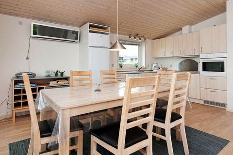 Einladendes, gemütliches Ferienhaus, das in einem ruhigen Gebiet mit Panoramablick auf den Kleinen Belt liegt. Es wurde eine Solar Venti installiert (gratis, trockene und warme Luft im Haus). Eine Terrasse mit Grill und Gartenmöbeln lädt zu schönen S...