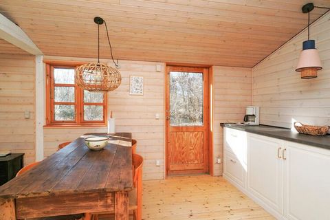 Im beliebten Ferienhausgebiet von Rørvig finden Sie dieses Ferienhaus. Es hat ein Wohnzimmer mit Holzofen in Verbindung mit einer neueren, hellen Küche. Von der kleinen Diele gelangt man in das Badezimmer und in die beiden Schlafzimmer des Hauses. Vo...