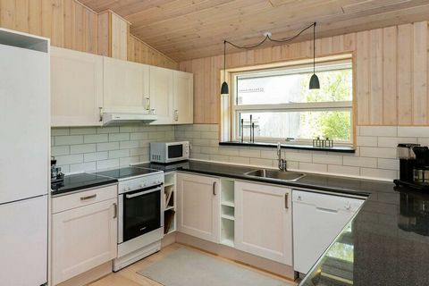 Holiday home with whirlpool and sauna located a few minutes walk from the sea in a scenic and quiet area by Helberskov. Bright living room with high ceilings and in open connection with large kitchen and good dining area. There are three good double ...