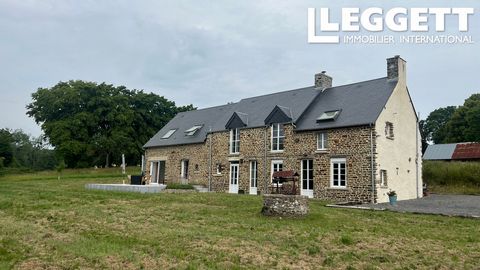 A22009VIC14 - Cette superbe propriété est située dans un petit hameau tranquille à environ 5 km du village de Vassy et 10 km de Condé-sur-Noireau. Cette rénovation de grande qualité et spacieuse offre beaucoup d'espace de vie avec des terrains à l'av...