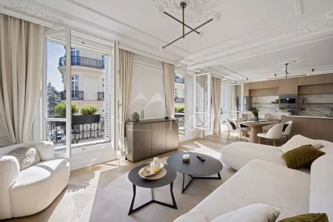 Apartment for sale by Your international Côte d'Azur real estate platform Real Estate. On the 4th floor of a prestigious Haussmann-style building with a concierge, this recently renovated and tastefully decorated apartment spans an area of 82sqm. It ...