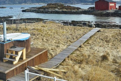 Schönes Ferienhaus mit privatem Strandufer und fantastischem Ausblick zum Bøfjord! Die Endreinigung ist bereits im Preis inbegriffen. Das Erdgeschoss des Ferienhauses wurde für die Saison 2022 frisch modernisiert. Großer Esstisch und guter Holzofen i...