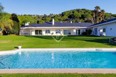 This property is located in the prestigious Supermaresme development , in Sant Vicenç de Montalt. The property is distributed on a single floor, plus a spa area on the ground floor and has a completely independent service area and office area. The ho...