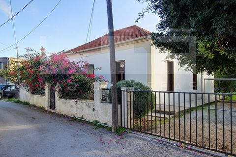 Dit prachtige oude huis te koop in Chania Kreta, is gelegen in het hart van een woonwijk, in het dorp Sternes. Het huis is verdeeld over één verdieping, met een totale woonoppervlakte van 150m2, die is gebouwd op een perceel van 979m2 met een zeer gr...