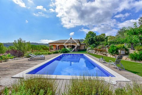 This charming villa was built in 2005 on a large plot of 2,771 m² with a wonderful garden with a beautiful pool area in a quiet and welcoming environment. In addition, it has beautiful mountain views and a lot of privacy. The magnificent garden surro...