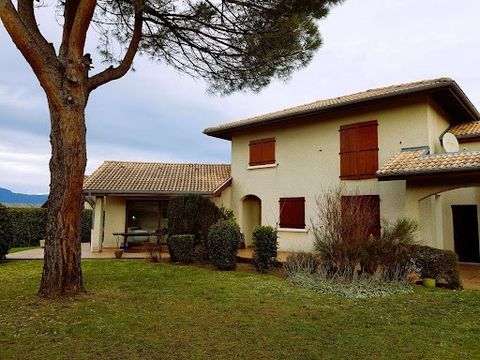 Very neat villa of 147 m2 well arranged, ideal for a family on 920 m of wooded and enclosed. Environment close to the village center with all amenities and quiet. The villa comprises on the ground floor: a large kitchen with dining area and access to...