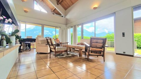 In Sallanches, a town located not far from the ski areas and close to the main roads, is this 340m2 property, whose huge glazed living room with a breathtaking view of the Aiguille de Varan will not leave you indifferent. Composed of 4 bedrooms, 5 ba...