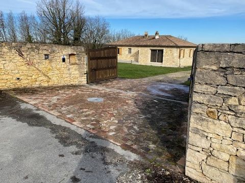 NEW! Near Villeréal, Laurent GODART offers you a beautiful stone house located on a large plot of 4400m² fully enclosed. This 2006 building was built as our elders did. You will find the cachet of old stones with today's comforts. You will discover a...