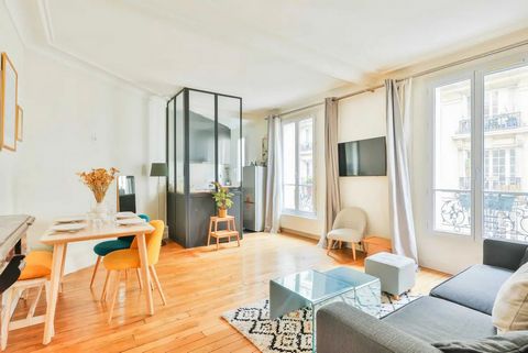 appartement fonctionnel et parfaitement optimisé est situé dans le 18eme arrondissement dans un bel immeuble haussmannien.