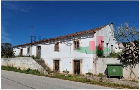 4 bedroom villa for rehabilitation with 405 m² of private gross area and located on a plot of 1040m2. Located in Areias, municipality of Ferreira do Zêzere. It is located in a rural area of residential character. It has a patio with 730 m2 and the re...