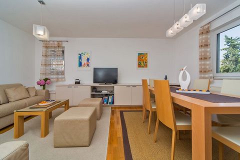 Cet appartement moderne à Dubrovnik dispose de 2 chambres et se trouve à seulement 5 minutes de la promenade de Uvala. Idéal pour une famille de 4 ans, il dispose d'un garage et de votre climatisation pour votre confort.