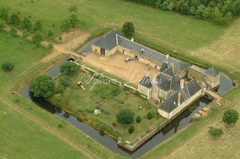 For sale authentic 16th and 18th century castle, restored while respecting all its original elements. 35 km from Le Mans, TGV station allowing you to reach Paris in around 55 minutes. 2.5 hours from Paris via the A11 motorway, 50 km from Tours access...