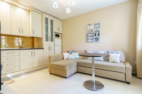 In the heart of Fuengirola, 200m from the beach is this charming apartment perfect for couples or singles. In this district you will find restaurants, bars and other leisure activities just a few steps away. Unbeatable location to explore the city wi...