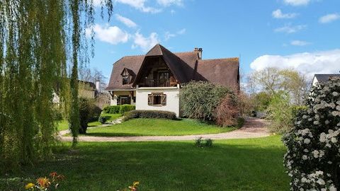 Located in the heart of a quiet private residence with its wooded and green park of 7 hectares and its private pond, 10 minutes from Pacy sur Eure and 5 minutes from Bueil station, come and discover this charming traditional house. Beautiful peaceful...
