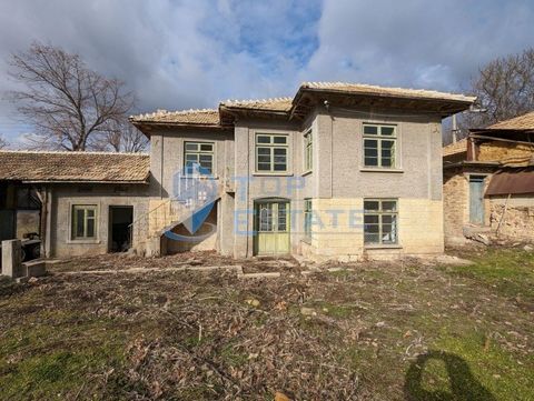 Top Estate Real Estate biedt u een huis met twee verdiepingen met een grote tuin en hal in het dorp Sadina, gemeente Popovo, regio Targovishte. Het dorp is groot en goed geregeld, gelegen op 18 km ten noordoosten van de stad Popovo en ongeveer 60 km ...