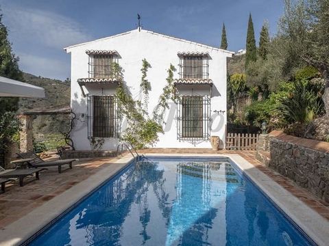Situated between the villages of Sayalonga and Algarrobo this superb country property has excellent access from a tarmac road. The views over the verdant countryside, up to the Sierras and down towards the Mediterranean are truly splendid. On two lev...