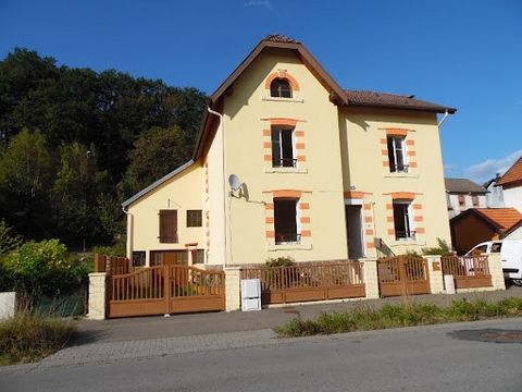 Moyenmoutier PATRICE DENIS tel: ... offers you this house with land and outbuildings Entrance, large living dining room, kitchen, bathroom, WC Upstairs: 3 large bedrooms, bathroom, WC Combes with 2 attic bedrooms, Garage with electric door and attic,...