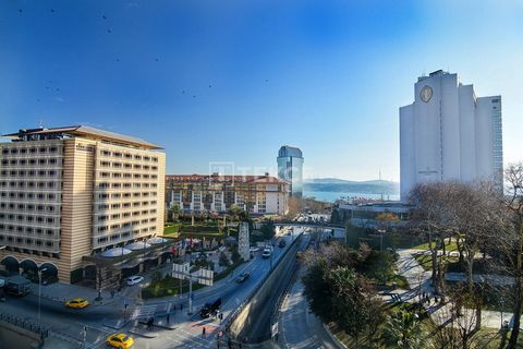 Hotel con vistas al mar y a la ciudad en la avenida principal de la zona turística de Estambul Beyoğlu. El hotel con vistas al mar está situado en Beyoğlu, un distrito turístico y céntrico de Estambul. La zona es muy demandada durante todo el año ent...