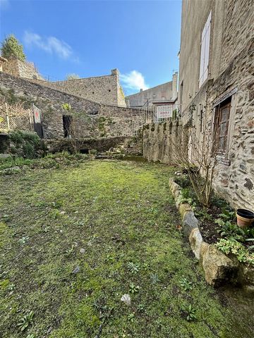 Type 5 village house with shed of 30 m2, charming courtyard surrounded by stone walls (approximately 100 m2 shared with the neighbor), oil-fired central heating, recent boiler, electricity redone 4 years ago, roof in good condition, plan work to mode...