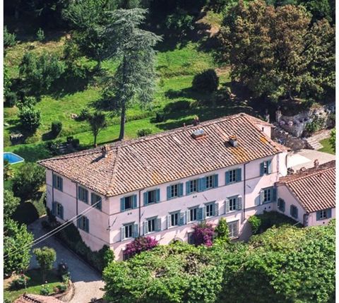 Edle Residenz in Hanglage in der Nähe von Lucca aus dem 17. Jahrhundert mit Panoramablick, Parklandschaft, einer Kapelle und Gästezimmern. Diese toskanische Villa wurde sorgfältig restauriert und bietet ein Höchstmaß an Komfort des 21. Jahrhunderts s...