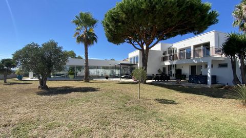 Charming village near Beziers and the beaches. Superb contemporary villa with sea view offering about 220 m2 of living space composed of 3 beautiful suites with shower rooms, 3 garages, courtyard that can accommodate 8 cars (including two covered par...