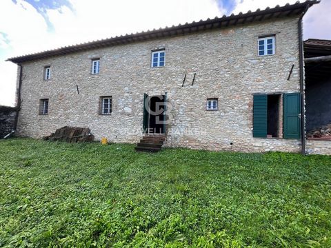 In a beautiful hilly area in a panoramic position and a few minutes from the city of Lucca there is this beautiful stone farmhouse, renovated in its raw state, of approximately 270 m2. The property has been renovated externally keeping intact the cha...