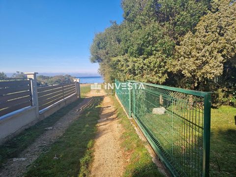 Fenced agricultural land for sale in Peroj, located 100 m from the sea and beaches.   The land is rectangular in shape, approx. 15m x 18m (277 m2). There is a camping house with an attached tent structure on the land. It is covered with a concrete ro...