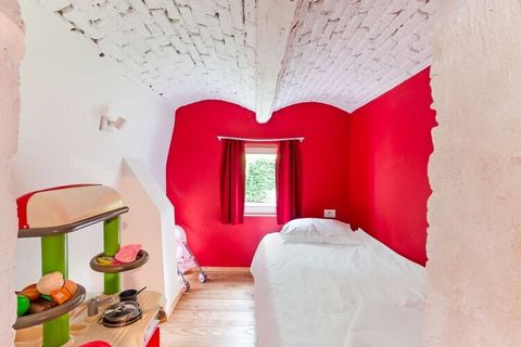Dit prachtige vakantiehuis in de Belgische Ardennen is gelegen op een oud hoevecomplex vlak bij bekende wandelpaden. Er zijn 2 slaapkamers waar in totaal 4 gasten in kunnen verblijven. Dit is een geschikte optie voor gezinnen. Dit vakantiehuis ligt o...