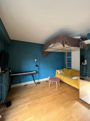 Fully equipped studio on the 4th floor with elevator. It includes a large balcony and a Murphy bed allowing to provide a proper living room for the apartment.