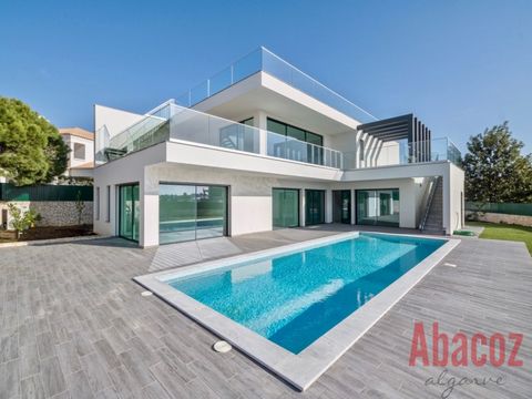 This exceptional villa is located very close to the picturesque fishing village of Ferragudo in a high-end and trendy urbanisation between Ferragudo and Carvoeiro. This villa has all you are looking for to make life easy! With an elevator, a very lar...