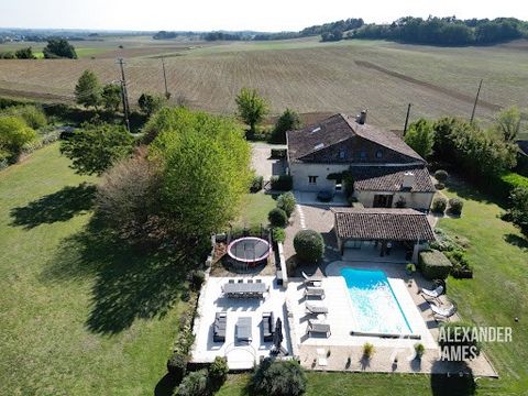 This magnificent country residence is located not far from the charming village of Duras, with its pretty historic castle and its numerous shops, bars and restaurants. It consists of a large vaulted living/dining room, equipped with geothermal underf...