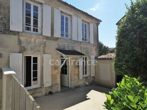 Dpt Charente (16), à vendre JARNAC maison de ville avec cour