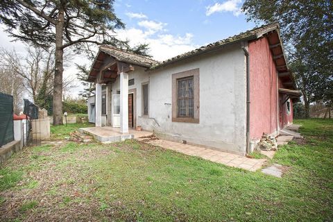Teverina Road 5 km from Viterbo, in a private and non-isolated context, detached house on one level of approximately 100 m2 divided as follows: living room with kitchenette and fireplace, 2 bedrooms and bathroom. The property needs to be renovated, o...