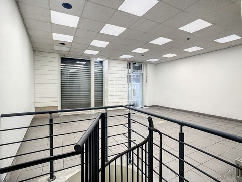 Hempton Paris Trocadéro offers: In the beautiful districts, between the Champs Elysées and the Faubourg Saint Honoré the walls of a commercial premises, bright, about 61.50 M2 and a cellar of 15.60M2, with a linear showcase measuring 8M, and a beauti...